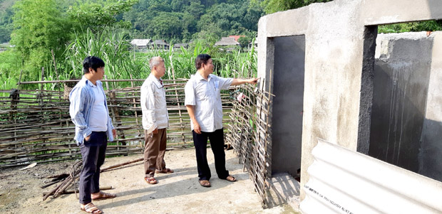 Được Nhà nước hỗ trợ xi - măng,  người dân thôn Bản Lầng, xã Yên Phong (Bắc Mê) đã chủ động xây dựng nhà vệ sinh đạt chuẩn theo quy định.
