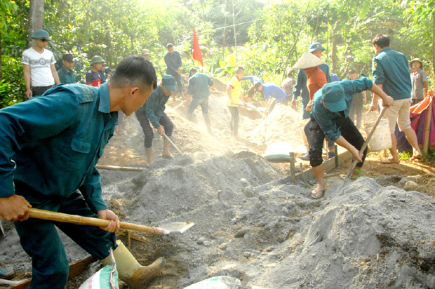 Nhân dân xã Kim Thạch đóng góp công sức, hoàn thành tiêu chí Giao thông trong xây dựng Nông thôn mới.
