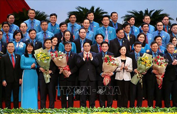 Truo Trưởng Ban Tổ chức Trung ương Phạm Minh Chính và Trưởng Ban Dân vận Trung ương Trương Thị Mai tặng hoa chúc mừng Ban Chấp hành Tổng Liên đoàn Lao động Việt nam khóa XII, nhiệm kỳ 2018 - 2023