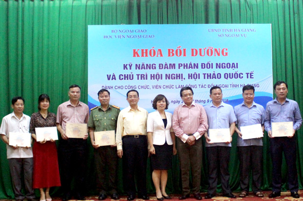 Đại diện Ban tổ chức khóa bồi dưỡng trao Chứng chỉ cho các học viên.