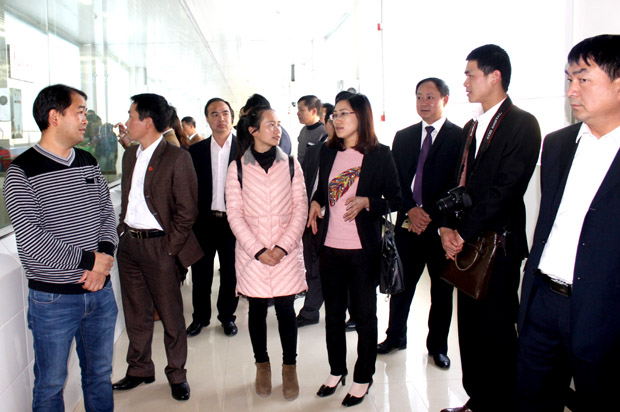 Lãnh đạo huyện Mèo Vạc thăm khu làm việc của lao động Việt Nam tại huyện Phú Ninh, tỉnh Vân Nam (Trung Quốc).