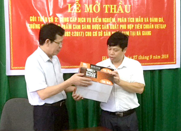 Nhà thầu kiểm tra niêm phong hồ sơ dự thầu gói thầu Cung cấp dịch vụ kiểm nghiệm, phân tích mẫu và đánh giá, chứng nhận sản phẩm cam Sành…