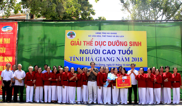 Ban tổ chức trao giải Nhất tập thể cho đội thể dục dưỡng sinh huyện Vị Xuyên.