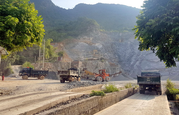 Mỏ khai thác đá của Công ty TNHH Hải Phú nằm sát khu dân cư tổ 5, phường Ngọc Hà (thành phố Hà Giang).