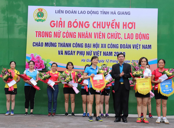 Đồng chí Nguyễn Văn Chung, Tỉnh ủy viên, Chủ tịch LĐLĐ tỉnh trao giải cho các đội tham dự giải đấu