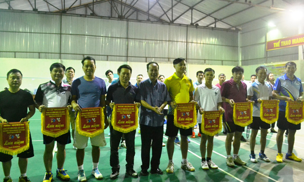 Lãnh đạo Ban Tổ chức – Nội vụ tỉnh tặng hoa và Cờ lưu niệm cho đại diện các Đoàn vận động viên tham gia giao hữu thể thao