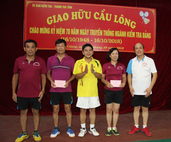 Ban tổ chức trao giải Nhất cho các vận động viên ở nội dung đôi nam và đôi nam - nữ. 