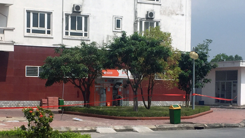 Lực lượng chức năng vô hiệu hóa, tháo dỡ thành công 10 thỏi nghi là mìn cài đặt trong cây ATM. 
