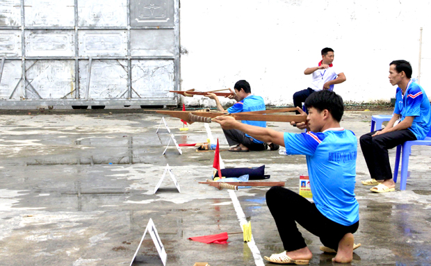 Các “xạ thủ” tranh tài ở môn thể thao truyền thống bắn nỏ 