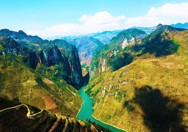 Dòng Nho Quế như dải lụa xanh uốn lượn dưới chân Mã Pì Lèng.