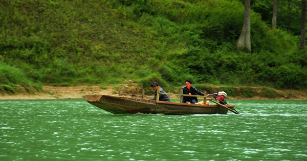 Yên bình cuộc sống người dân địa phương mưu sinh trên dòng Nho Quế.