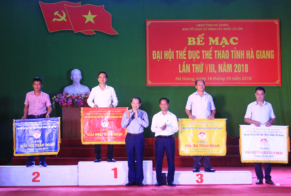 Phó Chủ tịch UBND tỉnh Trần Đức Quý trao giải cho các đoàn thể thao đạt thành tích cao tại Đại hội.