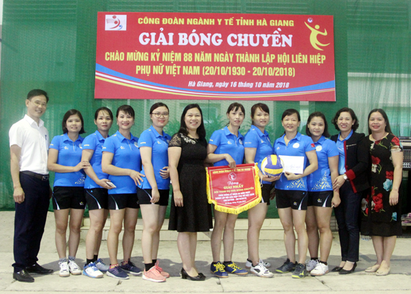 Lãnh đạo Sở Y tế trao giải Nhất cho đội Bệnh viện Đa khoa tỉnh.