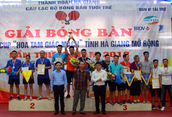 BTC trao cup và phần thưởng cho các VĐV ở nội dung Đồng đội Hạng E