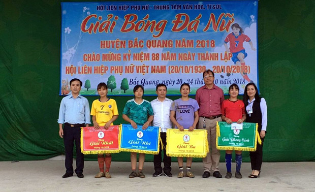 Ban Tổ chức trao các giải Nhất, Nhì Ba và Khuyến khích cho các đội.