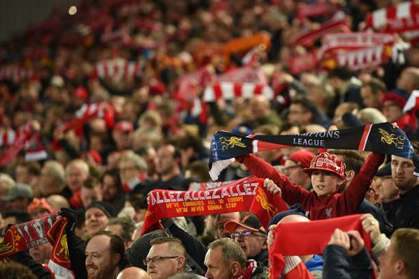CĐV The Kop mở hội trên khán đài