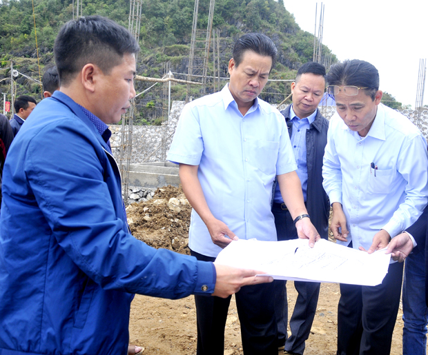 Chủ tịch UBND tỉnh Nguyễn Văn Sơn và lãnh đạo các đơn vị liên quan kiểm tra bản thiết kế công trình Trường THCS xã Lũng Cú.