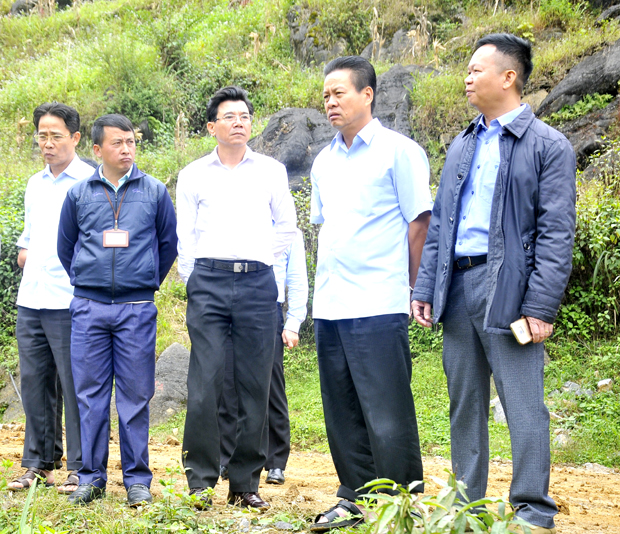 Chủ tịch UBND tỉnh Nguyễn Văn Sơn kiểm tra thực tế tiến độ triển khai tuyến đường thuộc Dự án Khu du lịch xã Lũng Cú.
