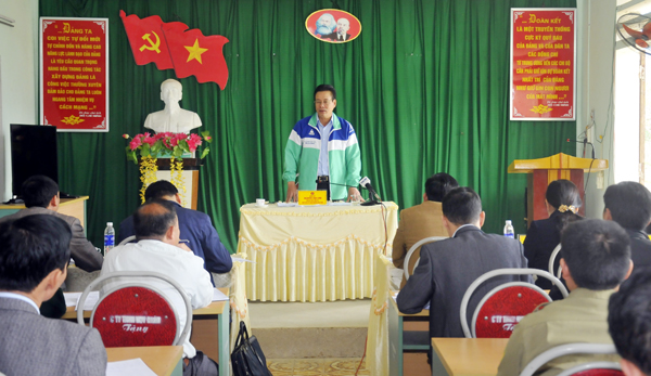 Chủ tịch UBND tỉnh Nguyễn Văn Sơn phát biểu tại buổi làm việc với Đảng ủy xã Thắng Mố. 