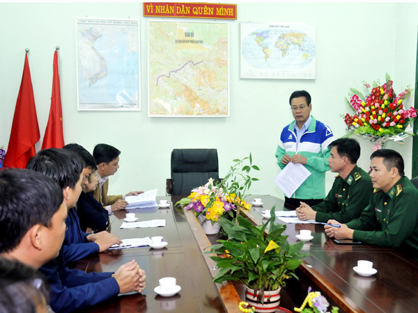 Chủ tịch UBND tỉnh Nguyễn Văn Sơn phát biểu tại buổi làm việc với lãnh đạo Đồn Biên phòng Bạch Đích và lãnh đạo các xã biên giới huyện Yên Minh. 