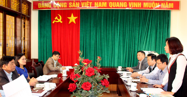 Thành viên Ban tổ chức đóng góp ý kiến tại cuộc họp