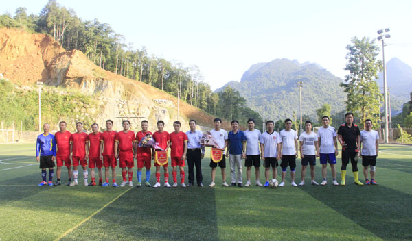 Lãnh đạo Báo Hà Giang và Báo Tuyên Quang trao hoa và cờ lưu niệm cho 2 đội bóng