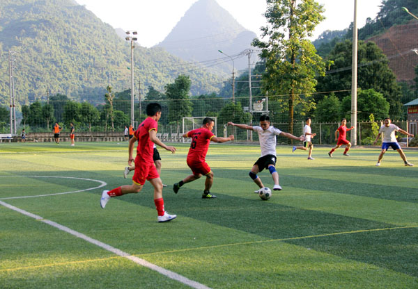 Một pha tranh chấp bóng quyết liệt của cầu thủ 2 đội 