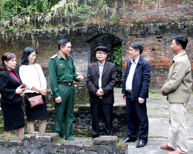 Thiếu tướng Nguyễn Hoàng Nhiên, Viện trưởng Viện Lịch sử Quân sự, Bộ Quốc phòng cùng lãnh đạo huyện tham quan di tích lịch sử văn hóa Căng Bắc Mê.