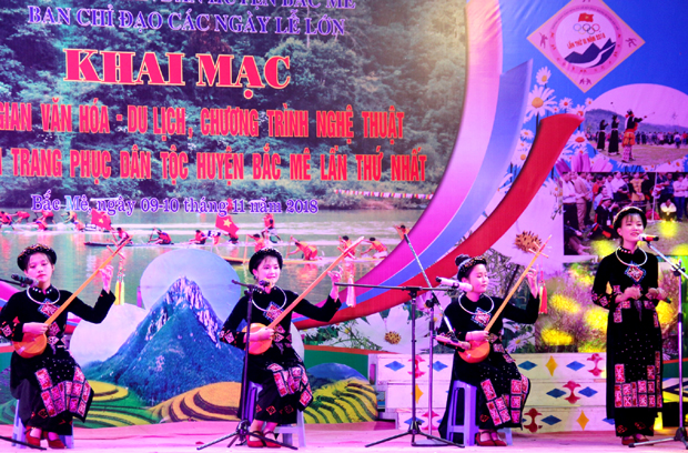 Tiết mục đàn hát “Lời cây đàn tính quê em” của đoàn nghệ thuật huyện Bảo Lâm biểu diễn.