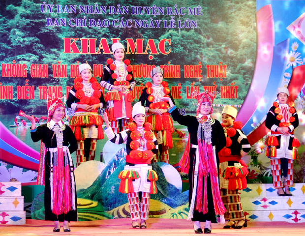 Trình diễn trang phục dân tộc Dao trong Lễ  khai chương không gian văn hóa huyện Bắc Mê năm 2018.