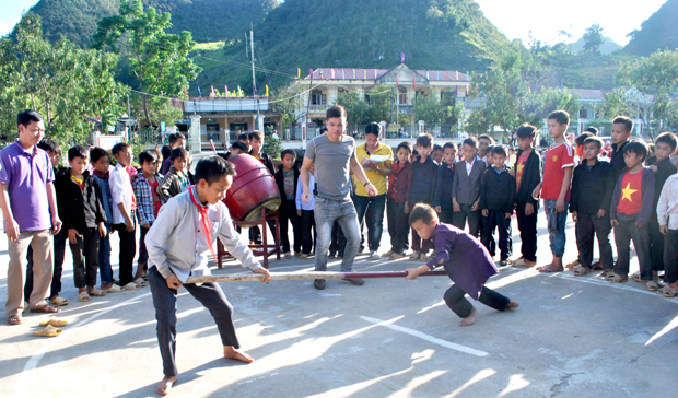 Học sinh Trường PTDT bán trú Tiểu học Sủng Trà tham gia các hoạt động ngoại.