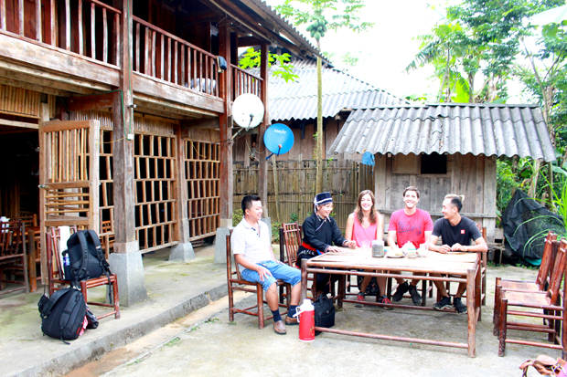 Du khách nghỉ tại “Cảnh Hà homestay”, thôn Suối Thầu 2, xã Bản Luốc.