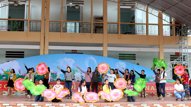 CB, GV và học sinh tập luyện văn nghệ chuẩn bị cho Lễ kỷ niệm 30 năm thành lập và đón nhận Bằng công nhận trường đạt chuẩn Quốc gia.