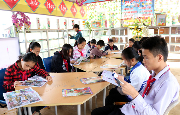 Thư viện xanh của nhà trường thu hút các em đến đọc và tìm hiểu, trao đổi sau giờ học. 