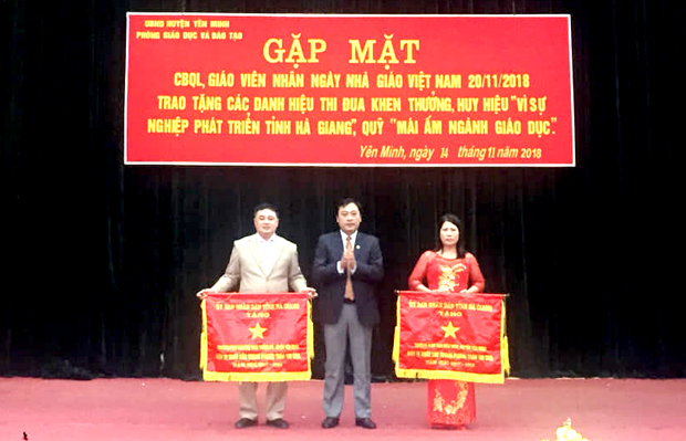 Lãnh đạo huyện Yên Minh trao Cờ thi đua của UBND tỉnh cho 2 tập thể có nhiều thành tích xuất sắc trong năm học 2017 - 2018.