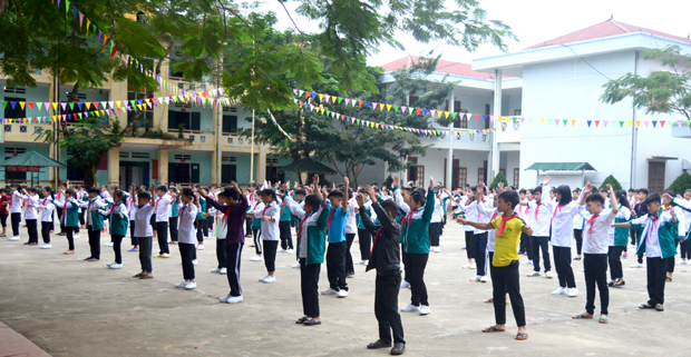 Buổi thể dục giữa giờ của học sinh Trường PTDT Nội trú huyện Xín Mần.                                             