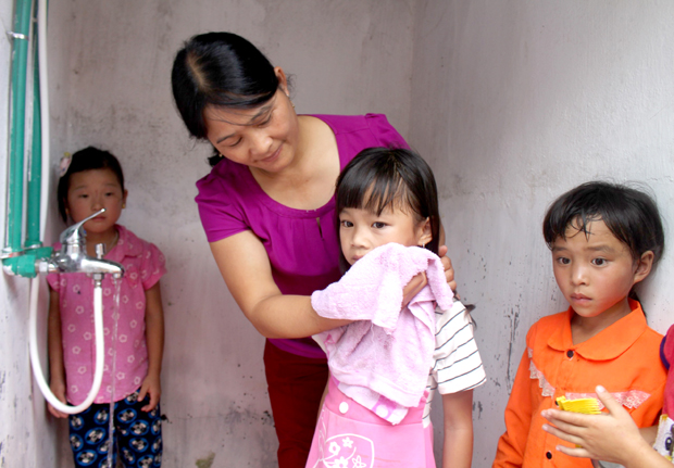 Cô giáo Đương Thị Viên giúp học sinh lớp 1 vệ sinh cá nhân.