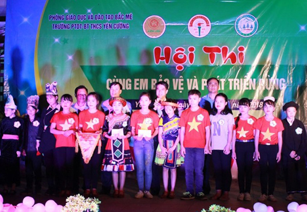 Ban tổ chức trao giải Nhất, Nhì, Ba cho các đội tham gia Hội thi “Cùng em bảo vệ và phát triển rừng”.