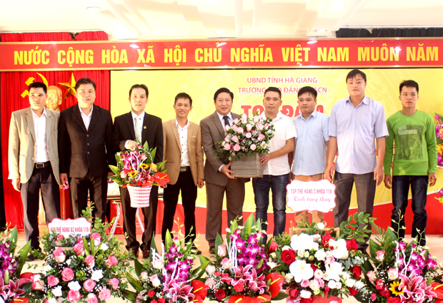 Đại diện học sinh tặng hoa chúc mừng Ban giám hiệu nhà trường nhân Ngày Nhà giáo Việt Nam 20.11.
