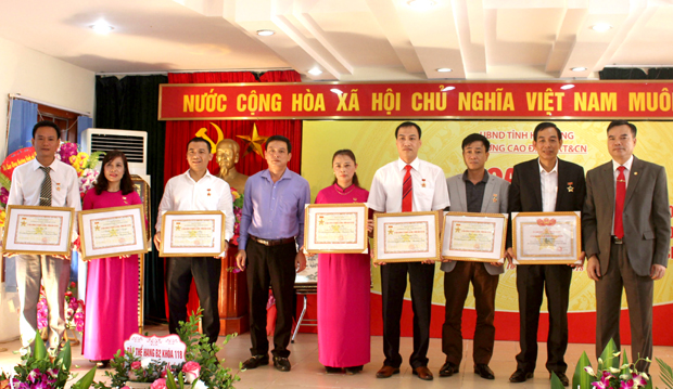 Lãnh đạo Sở LĐ,TB&XH và Hiệu trưởng nhà trường tặng Huy hiệu Vì sự nghiệp phát triển tỉnh Hà Giang và Kỷ niệm chương Vì sự nghiệp LĐ,TB&XH của UBND tỉnh và Bộ LĐ,TB&XH cho các cá nhân. 