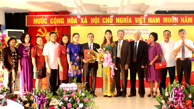 Đại diện Hội Cựu giáo chức tỉnh tặng hoa chúc mừng Chi hội Cựu giáo chức trường Cao đẳng KT&CN Hà Giang.  