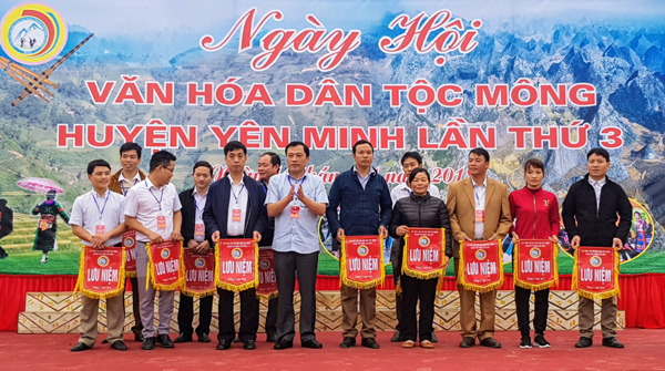 Lãnh đạo huyện Yên Minh trao cờ lưu niệm cho các đoàn tham gia.