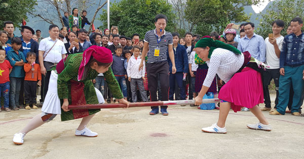 Môn thi đẩy gậy thu hút sự chú ý của đông đảo nhân dân
