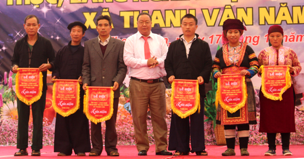 Lãnh đạo xã Thanh Vân  trao cờ lưu niệm cho các đội thi