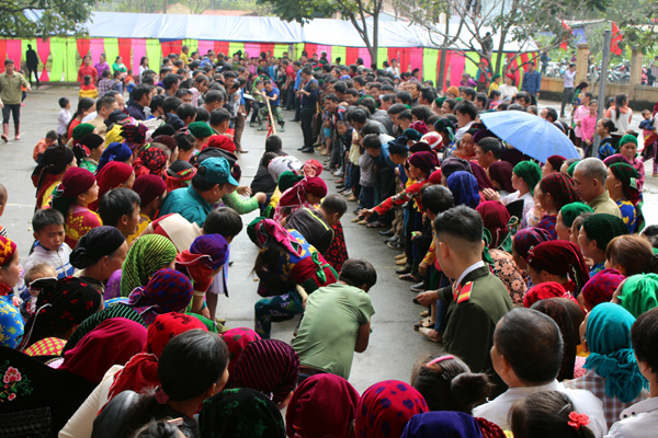 Thi kéo co thu hút đông đảo bà con nhân dân cổ vũ