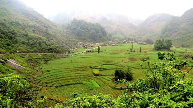 Từ trong hang nhìn ra ngoài thôn Khố Mỷthật nên thơ.
