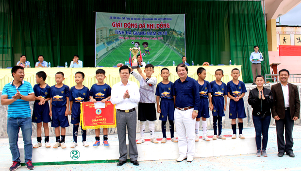 Lãnh đạo Sở VHTT&DL và lãnh đạo huyện Mèo Vạc trao giải nhất và cup vô địch cho đội tuyển nhi đồng huyện Đồng Văn.