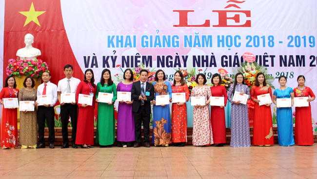 Lãnh đạo Sở GD&ĐT tặng Giấy khen cho cán bộ, giáo viên Trường CĐSP Hà Giang đã hoàn thành xuất sắc nhiệm vụ năm học 2017- 2018