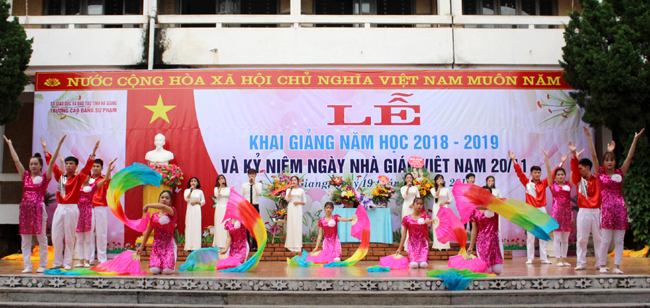 Tiết mục văn nghệ do sinh viên Trường CĐSP Hà Giang biểu diễn.
