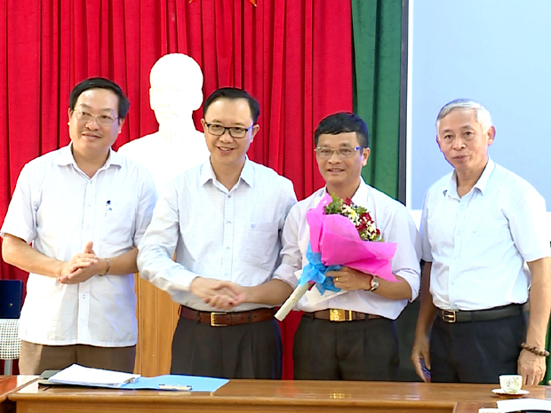 Đồng chí Thào Hồng Sơn, Phó Bí thư Thường trực Tỉnh ủy , Chủ tịch HĐND tỉnh tặng hoa chúc mừng Trường tiểu học Phan Kính (Can Lộc).
